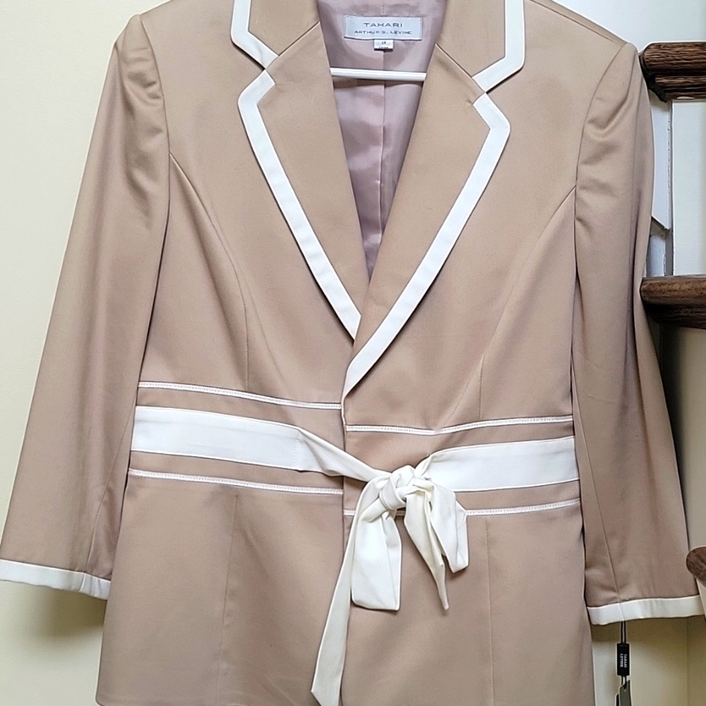 BEAUTIFUL NWT TAHARI JACKET SIZE 14